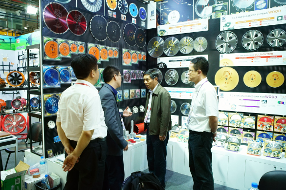 江蘇省商務廳笪家祥副廳長調(diào)研匯鴻集團廣交會工具展位